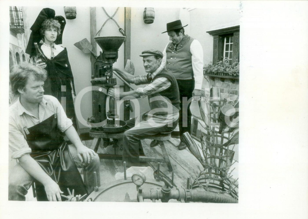 Fotografia d epoca originale 1985 ca FRANCIA ARTIGIANATO Artigiani al lavoro in costume tipico Fotografia 1