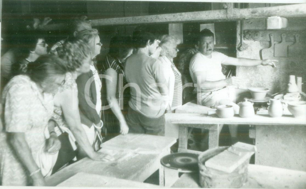 Fotografia d epoca originale 1985 ca FRANCIA ARTIGIANATO Visita al laboratorio del vasaio Fotografia 1