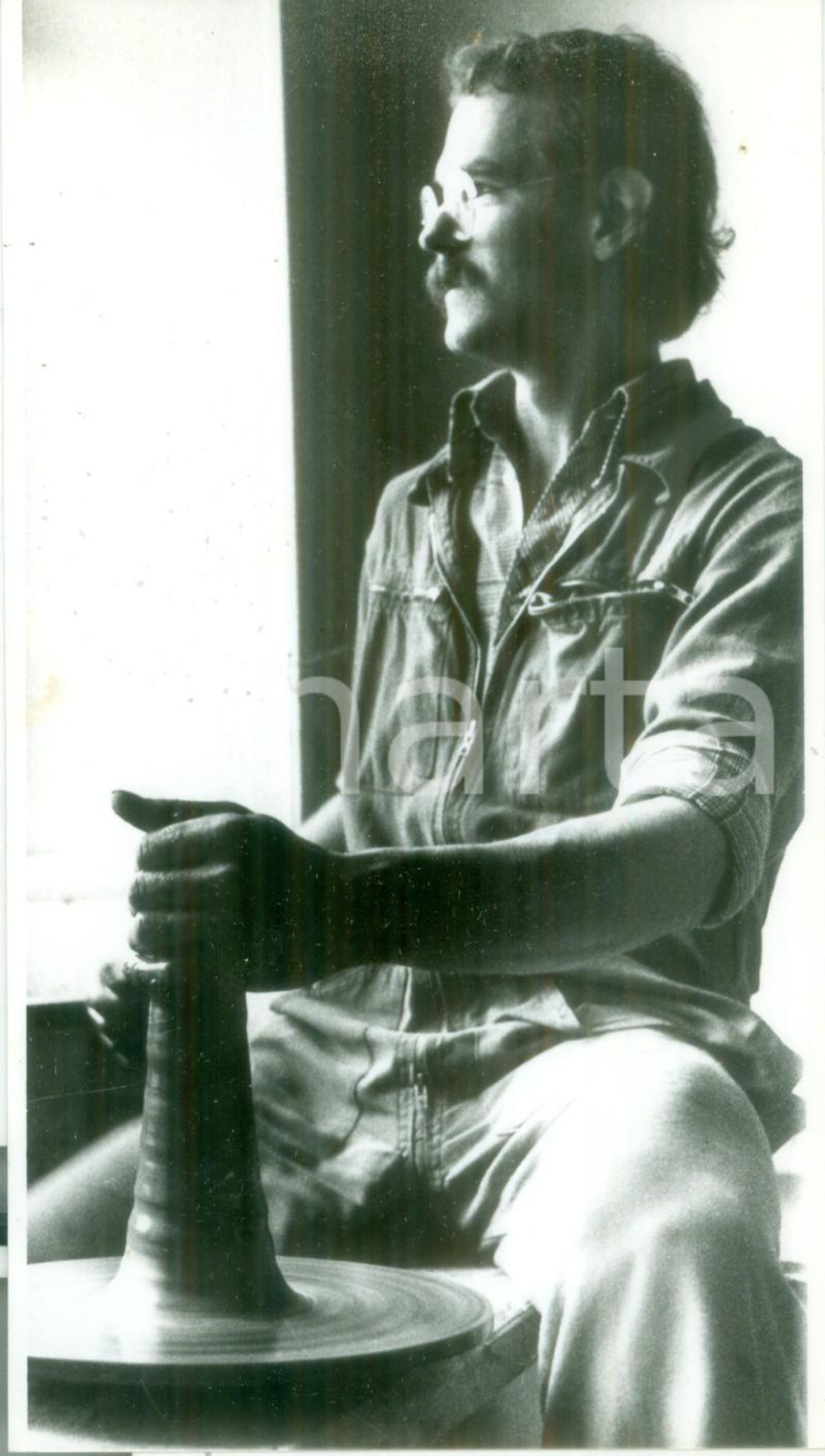 Fotografia d epoca originale 1983 FRANCIA ARTIGIANATO Un vasaio modella vaso al tornio Foto 1