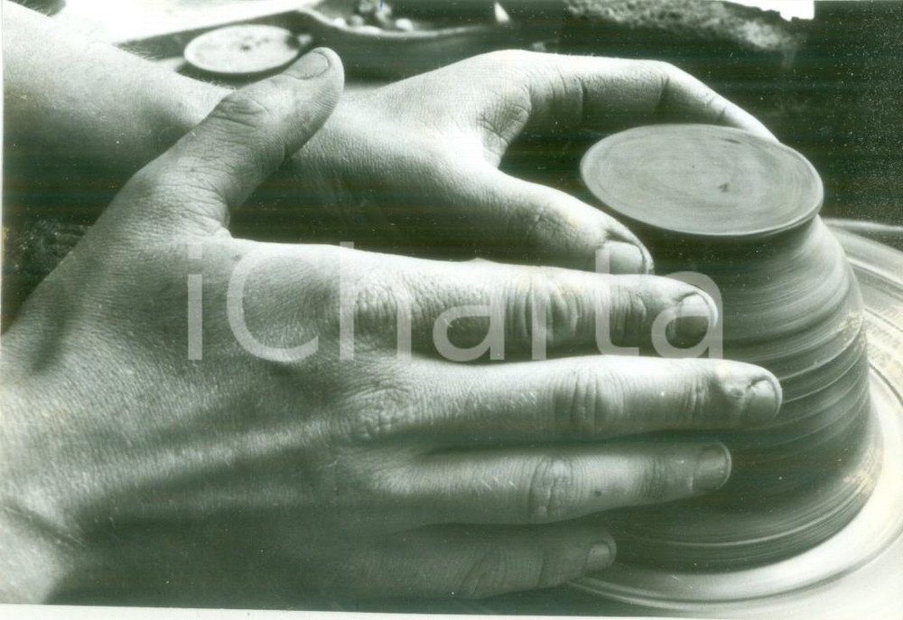 Fotografia d epoca originale 1985 ca FRANCIA ARTIGIANATO Vasaio al lavoro al tornio Fotografia 1