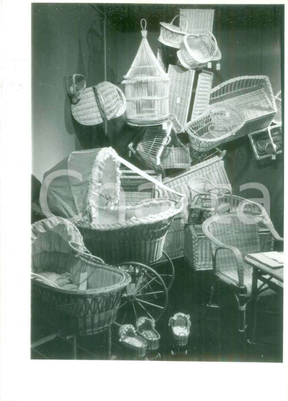 Fotografia d epoca originale 1982 STRASBOURG F ARTIGIANATO Deposito culle e sedie di vimini Fotografia 1