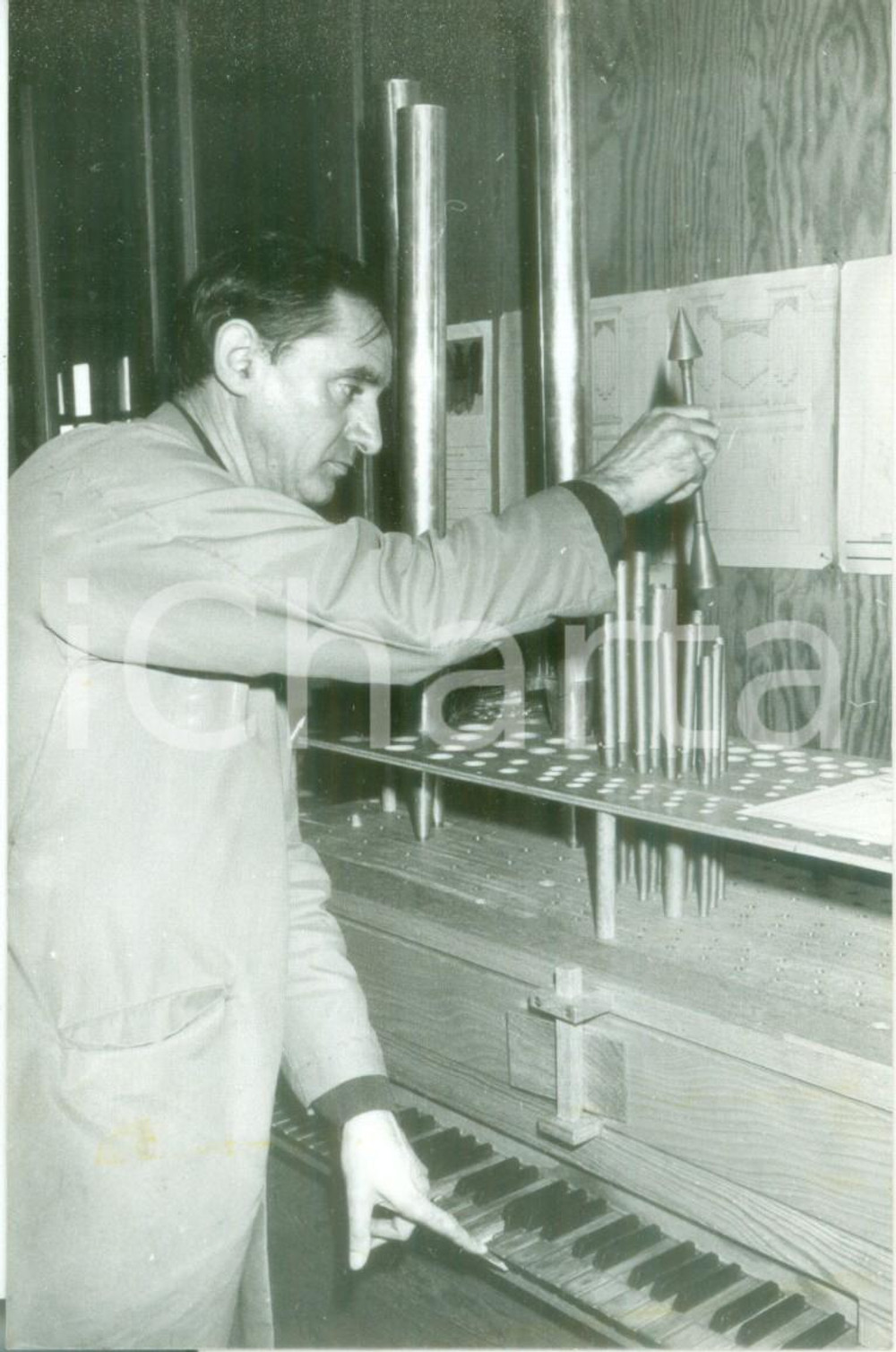 Fotografia d epoca originale 1982 FRANCIA ARTIGIANATO Un fabbricante d organi al lavoro Fotografia 1