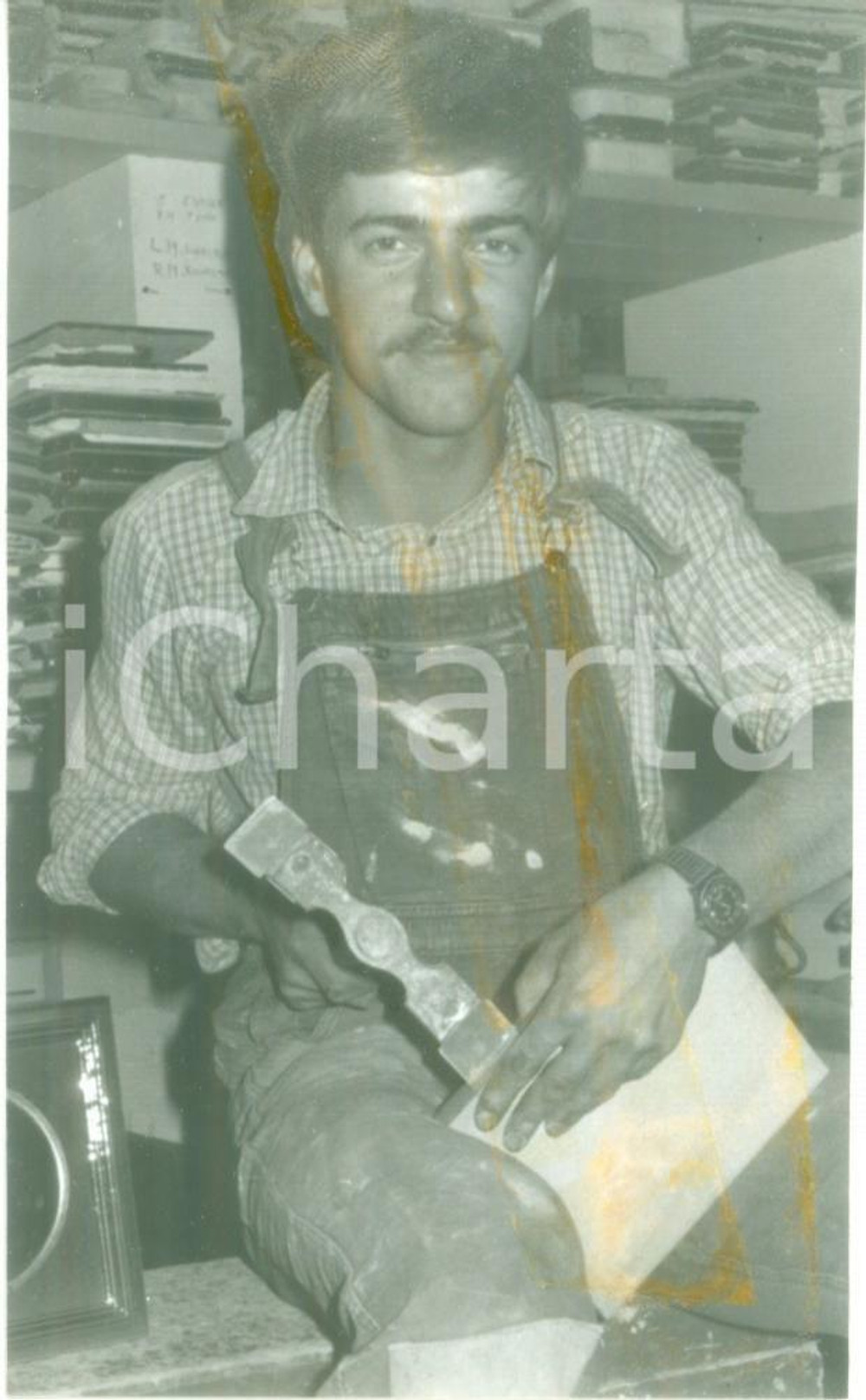 Fotografia d epoca originale 1985 ca FRANCIA ARTIGIANATO Un conciatore al lavoro Fotografia 1