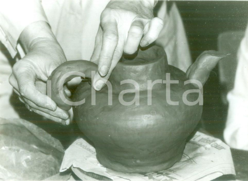 Fotografia d epoca originale 1985 ca FRANCIA ARTIGIANATO Artigiana fabbrica una teiera al tornio Fotografia 1