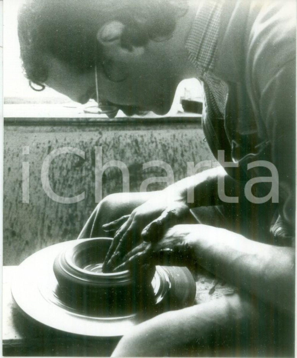 Fotografia d epoca originale 1985 ca FRANCIA ARTIGIANATO Pierre FUCHS fabbrica un vaso al tornio Fotografia 1