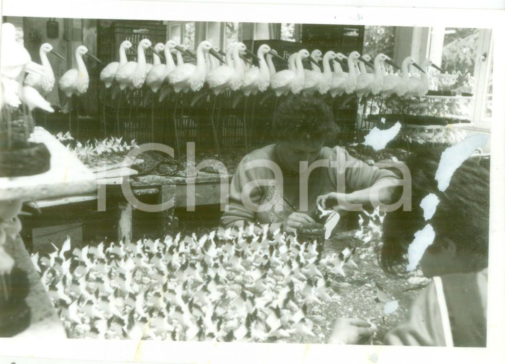 Fotografia d epoca originale 1985 ca FRANCIA ARTIGIANATO Artigiana dipinge uccellini a mano Fotografia 1