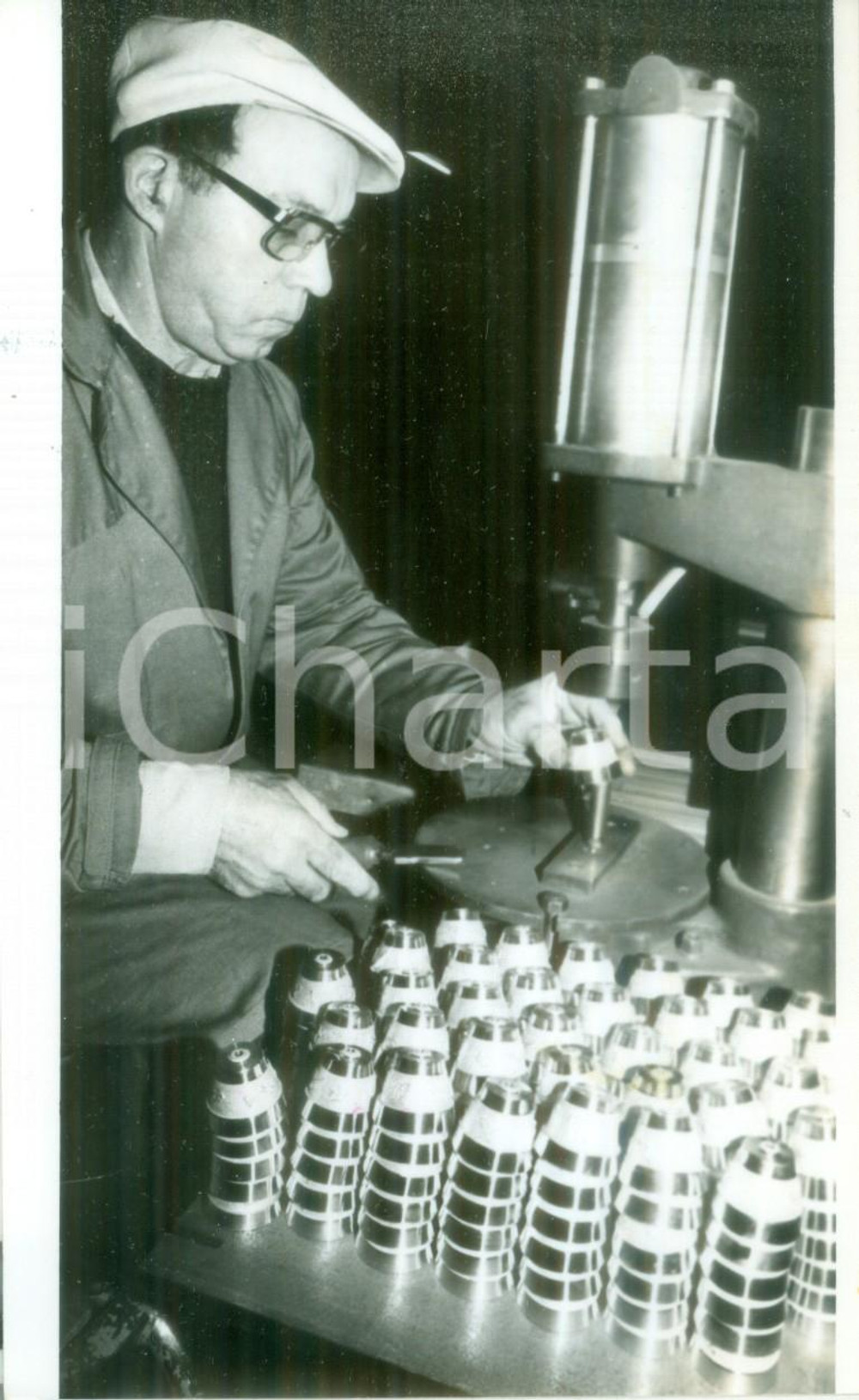 Fotografia d epoca originale 1985 ca FRANCIA ARTIGIANATO Artigiano fabbrica campanelli Fotografia 1
