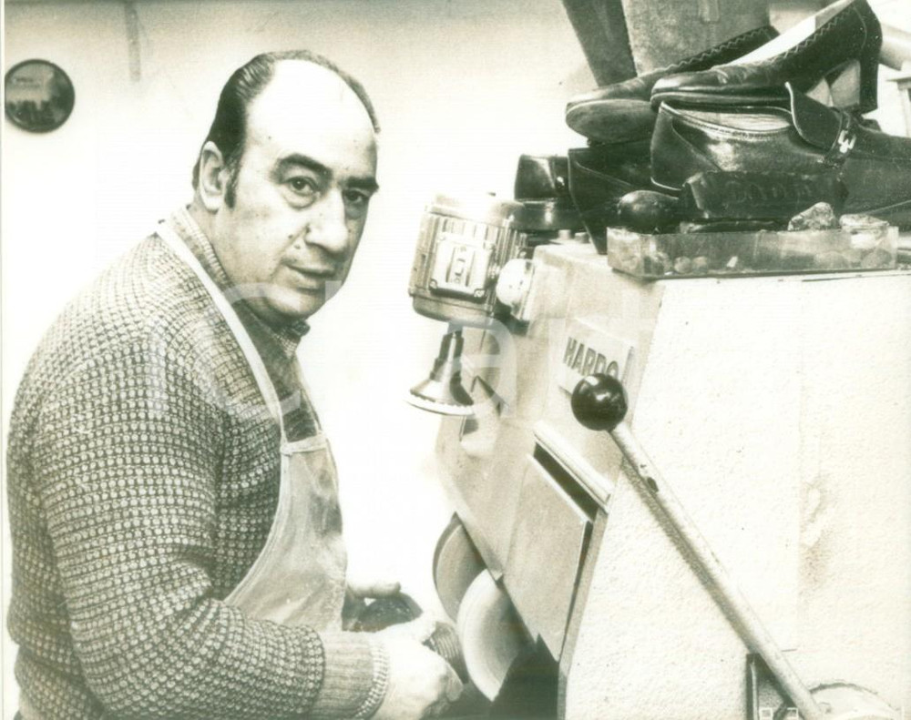 Fotografia d epoca originale 1985 ca FRANCIA ARTIGIANATO Calzolaio al lavoro su macchina HARDO Fotografia 1