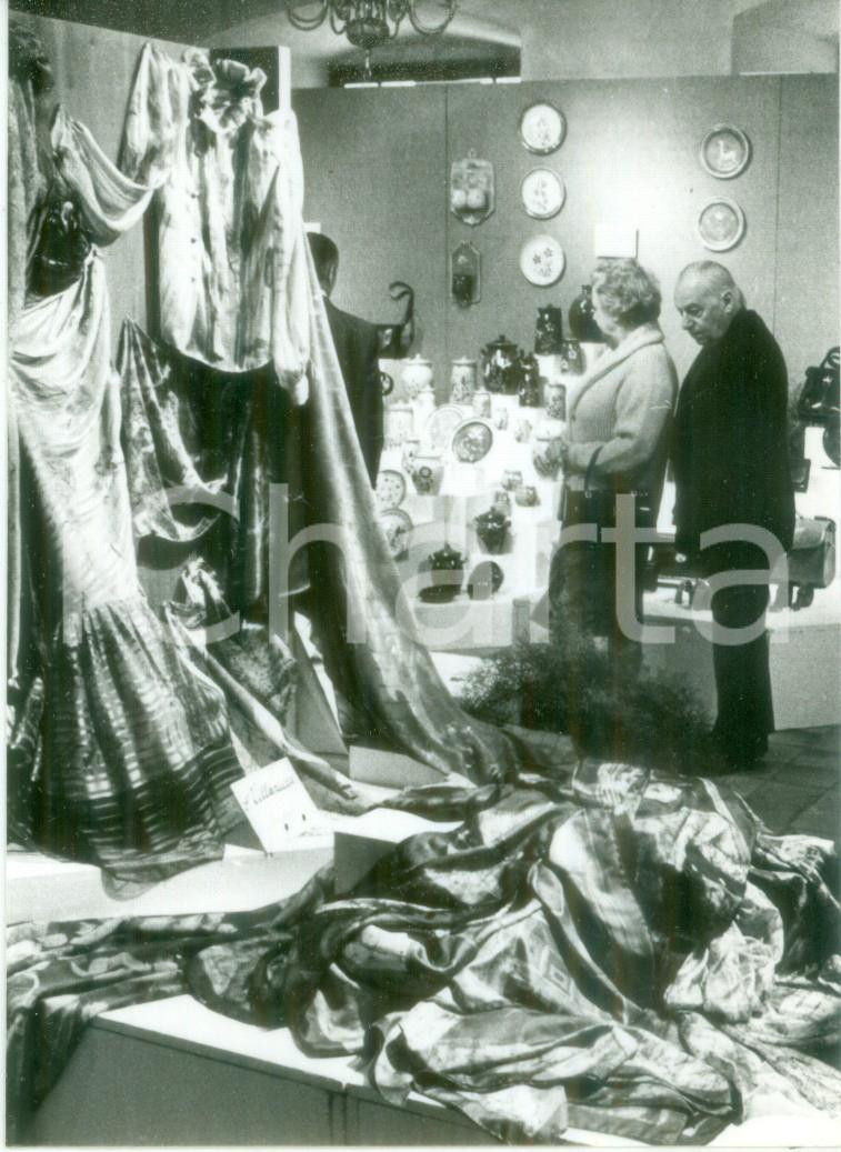 Fotografia d epoca originale 1985 ca FRANCE Esposizione di tessuti a Mostra dell artigianato Fotografia 1