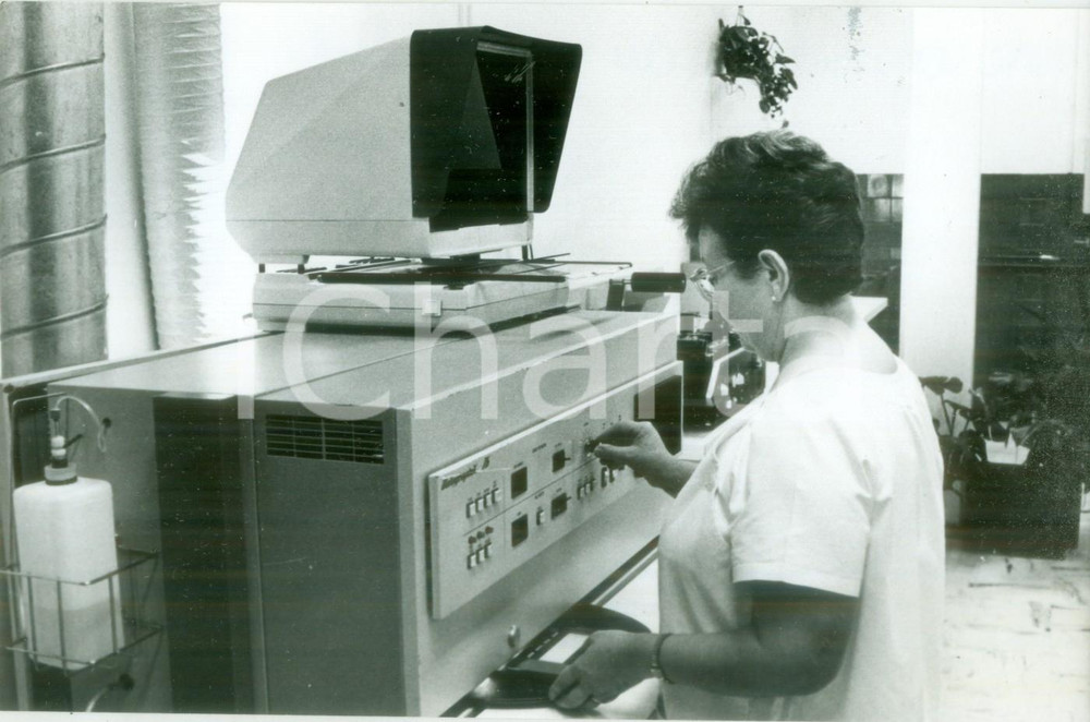 Fotografia d epoca originale 1990 ca FRANCE Tecnica informatica al lavoro in un centro sperimentale Foto 1