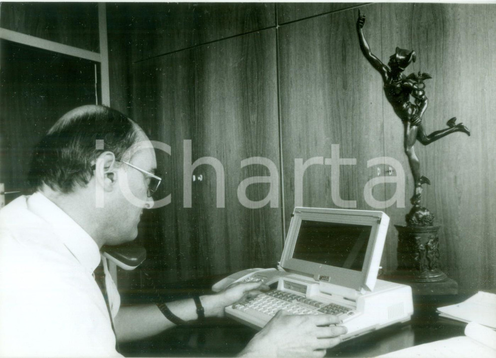 Fotografia d epoca originale 1985 STRASBOURG F Impiegato informatico al lavoro in ufficio Fotografia Foto 1