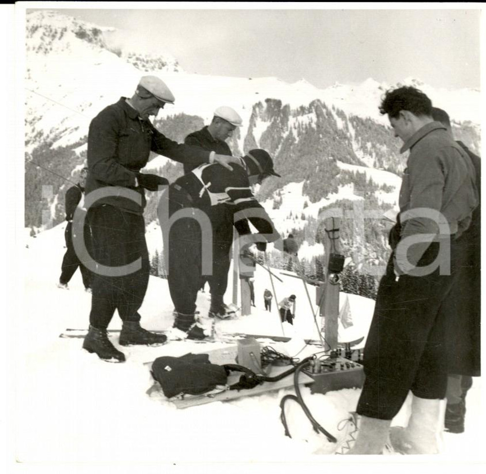Fotografia d epoca originale 1950 ca SWITZERLAND Campionati SCI ALPINO Atleta pronto per la partenza Foto 1
