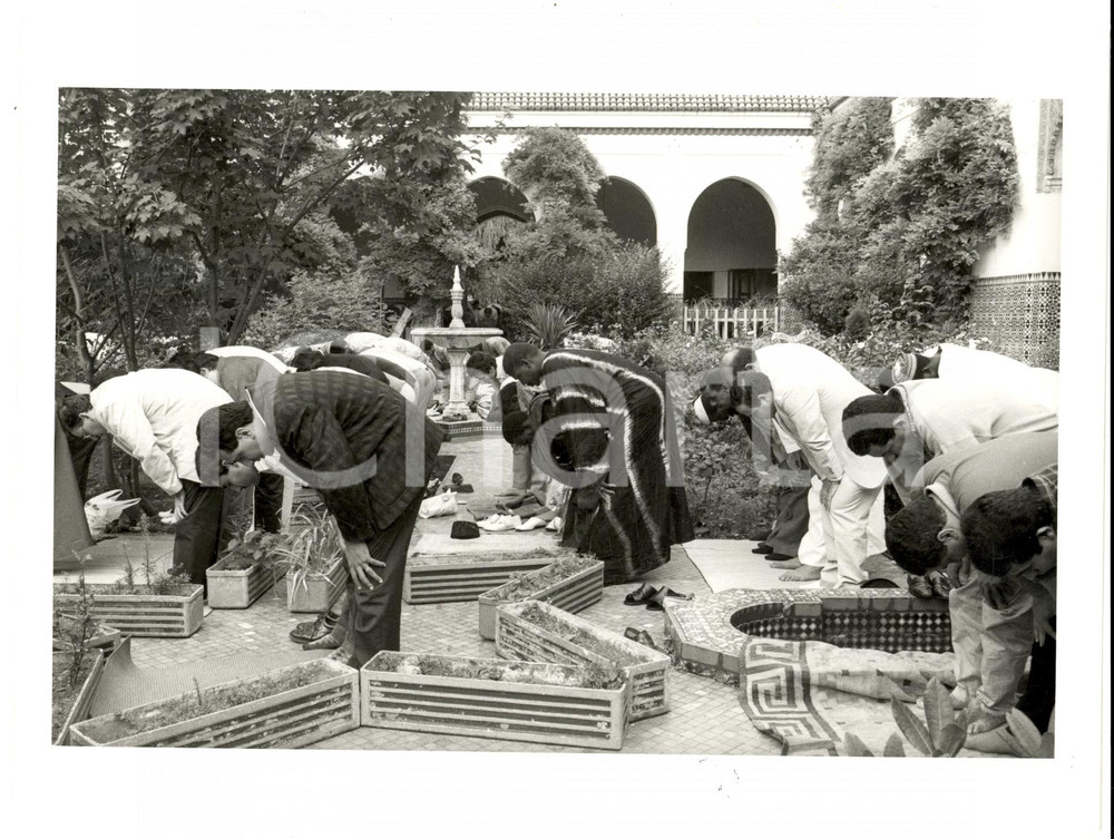 Fotografia d epoca originale 1992 MOSQUEE DE PARIS Preghiera del venerdÃ¬ per golpe in ALGERIA Foto MONIER 1