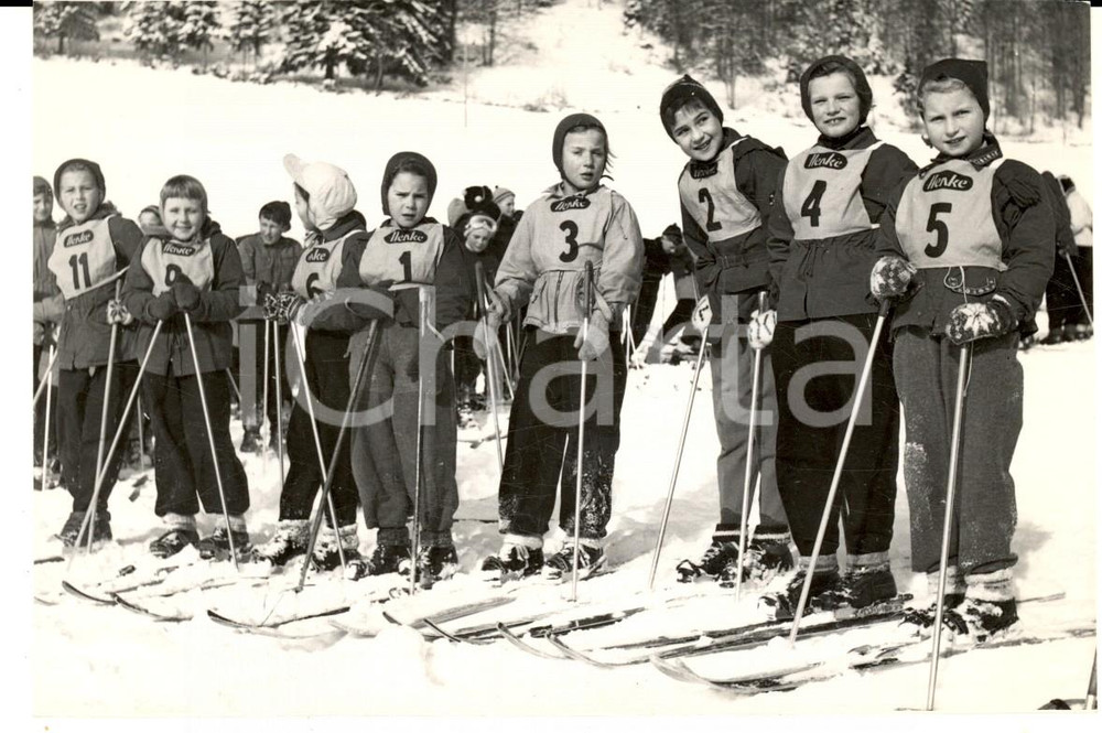 Fotografia d epoca originale 1950 ca SWITZERLAND Campionati SCI ALPINO Bambini pronti per il fondo Foto 1