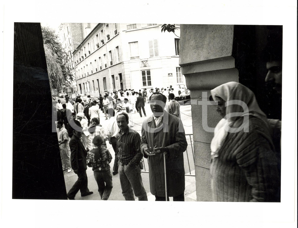 Fotografia d epoca originale 1992 MOSQUEE DE PARIS Mendicanti in attesa sulla porta Foto MONIER 1