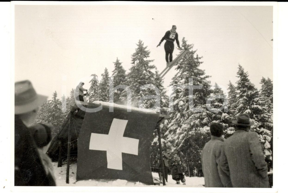 Fotografia d epoca originale 1950 ca SWITZERLAND Campionati SCI ALPINO Atleta al salto dal trampolino Foto 1