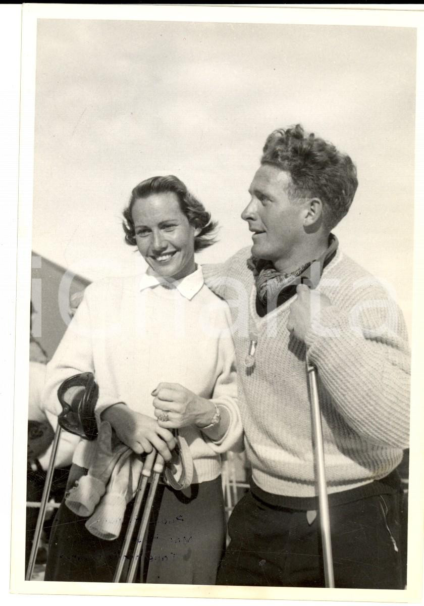 Fotografia d epoca originale 1960 ca SWITZERLAND Campionati SCI ALPINO Bernhard PERREN e compagna di squadra 1