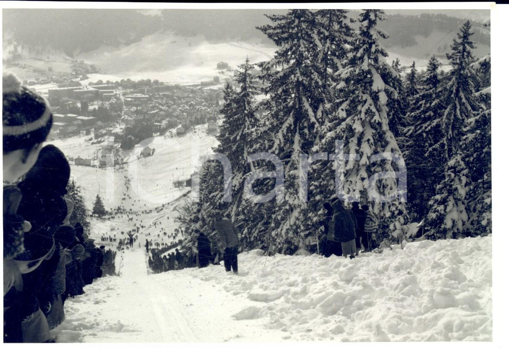 Fotografia d epoca originale 1950 ca SWITZERLAND Campionati SCI ALPINO Tifosi attendono gli atleti in pista 1