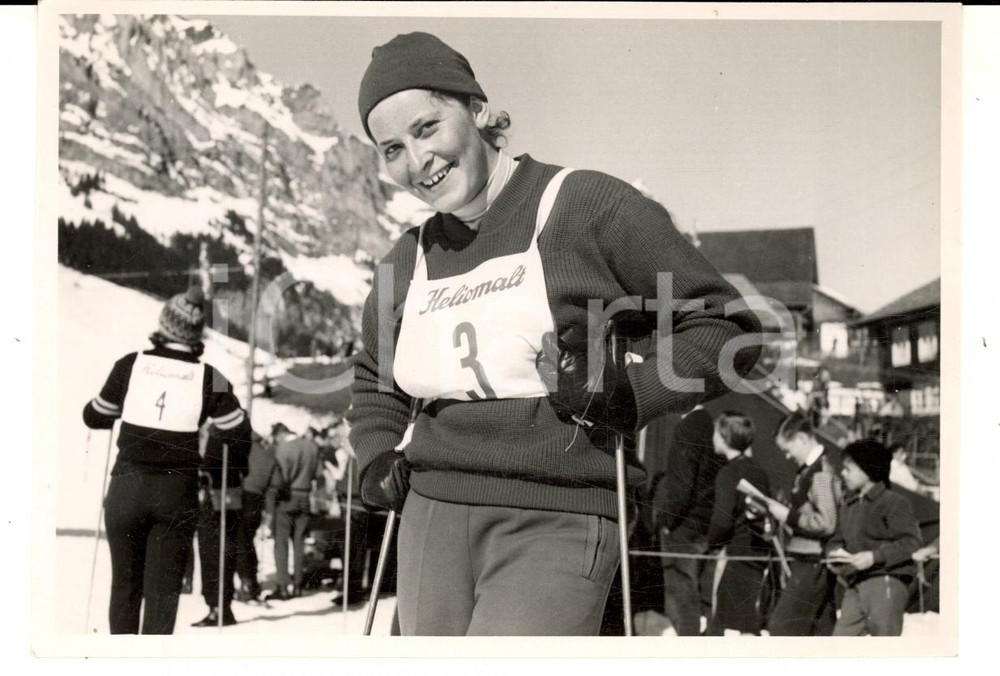 Fotografia d epoca originale 1950 ca SWITZERLAND Campionati SCI ALPINO Rosa WASER alla base  Foto 1