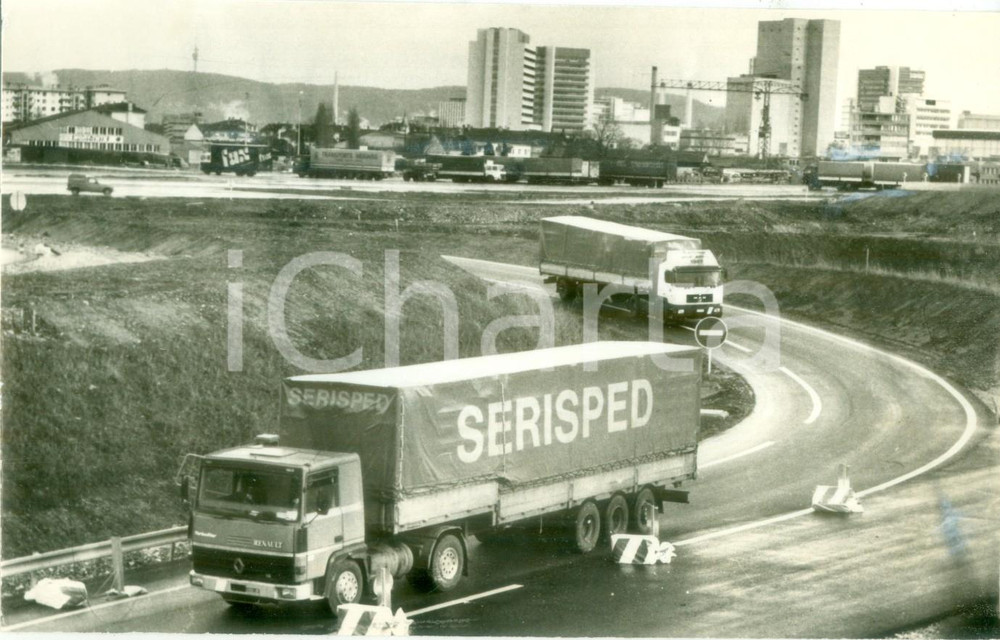 Fotografia d epoca originale 1988 BASEL SVIZZERA Camion RENAULT SERISPED in autostrada Foto cm 24 x 17 1