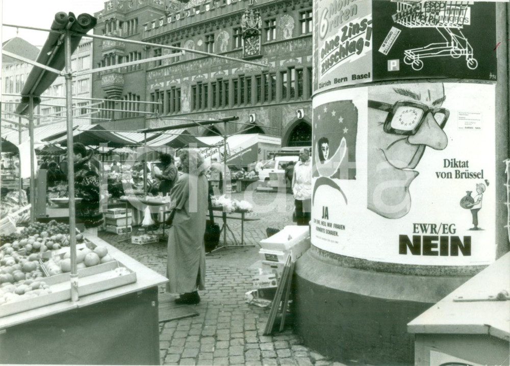Fotografia d epoca originale 1985 ca BASEL SVIZZERA Nessun diktat da BRUXELLES Mercato in piazza cm 21 x 15 1