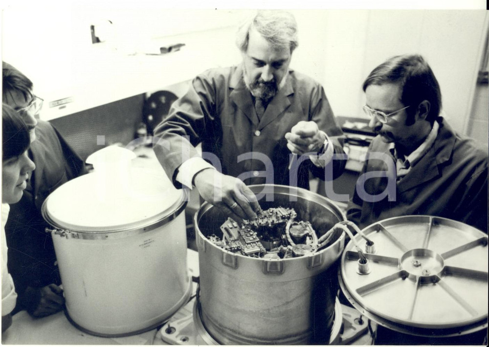 Fotografia d epoca originale 1984 SAINT PAUL MINNESOTA, USA Dr. COOK smonta elemento DMOS navetta DISCOVERY 1