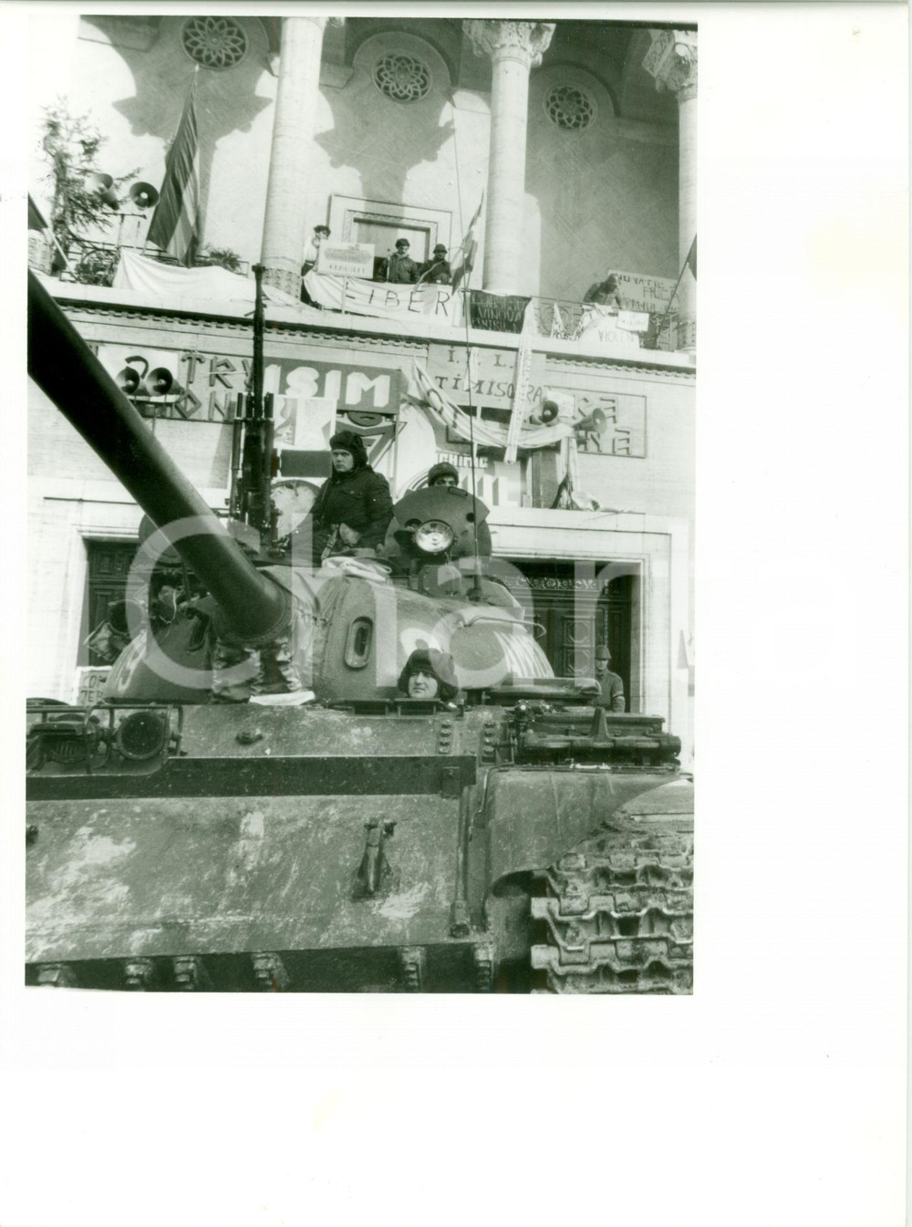 Fotografia d epoca originale 1989 TIMISOARA ROMANIAN REVOLUTION Truppe ribelli presidiano TEATRUL NATIONAL 1
