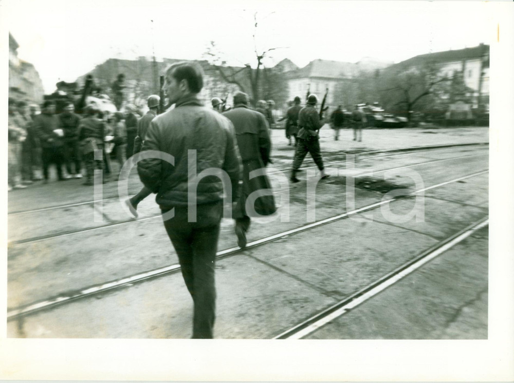 1989 BUCAREST ROMANIAN REVOLUTION Truppe insorte perlustrano città liberata FOTO