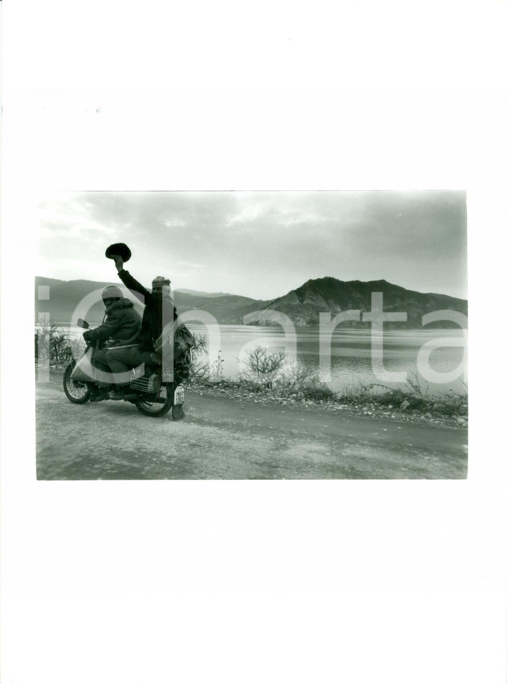 Fotografia d epoca originale 1990 LAGO BALEA? ROMANIAN REVOLUTION Ribelli in moto Foto Christine HART 1