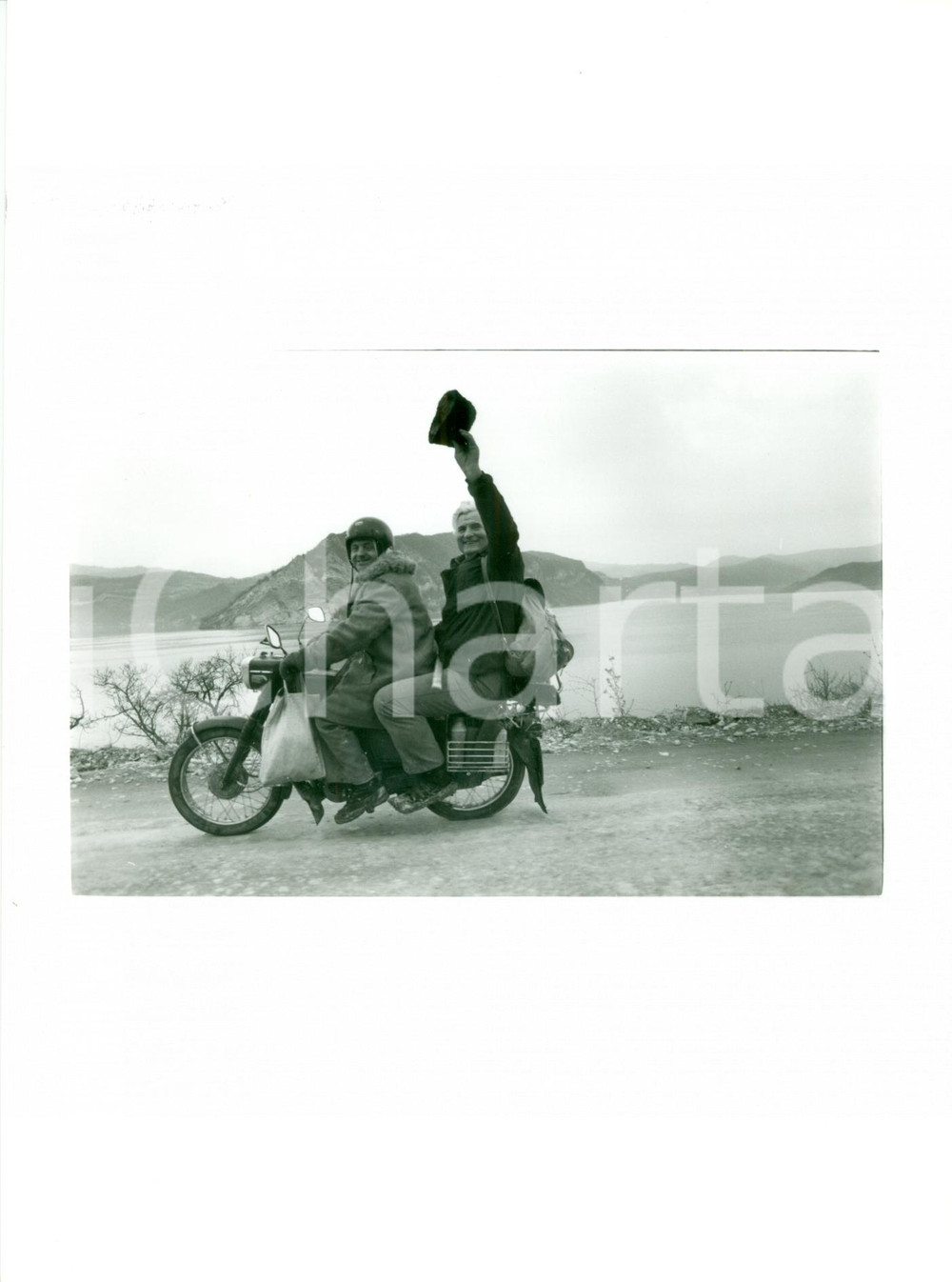 Fotografia d epoca originale 1985 LAGO BALEA? ROMANIAN REVOLUTION Ribelli in moto Foto Christine HART 1