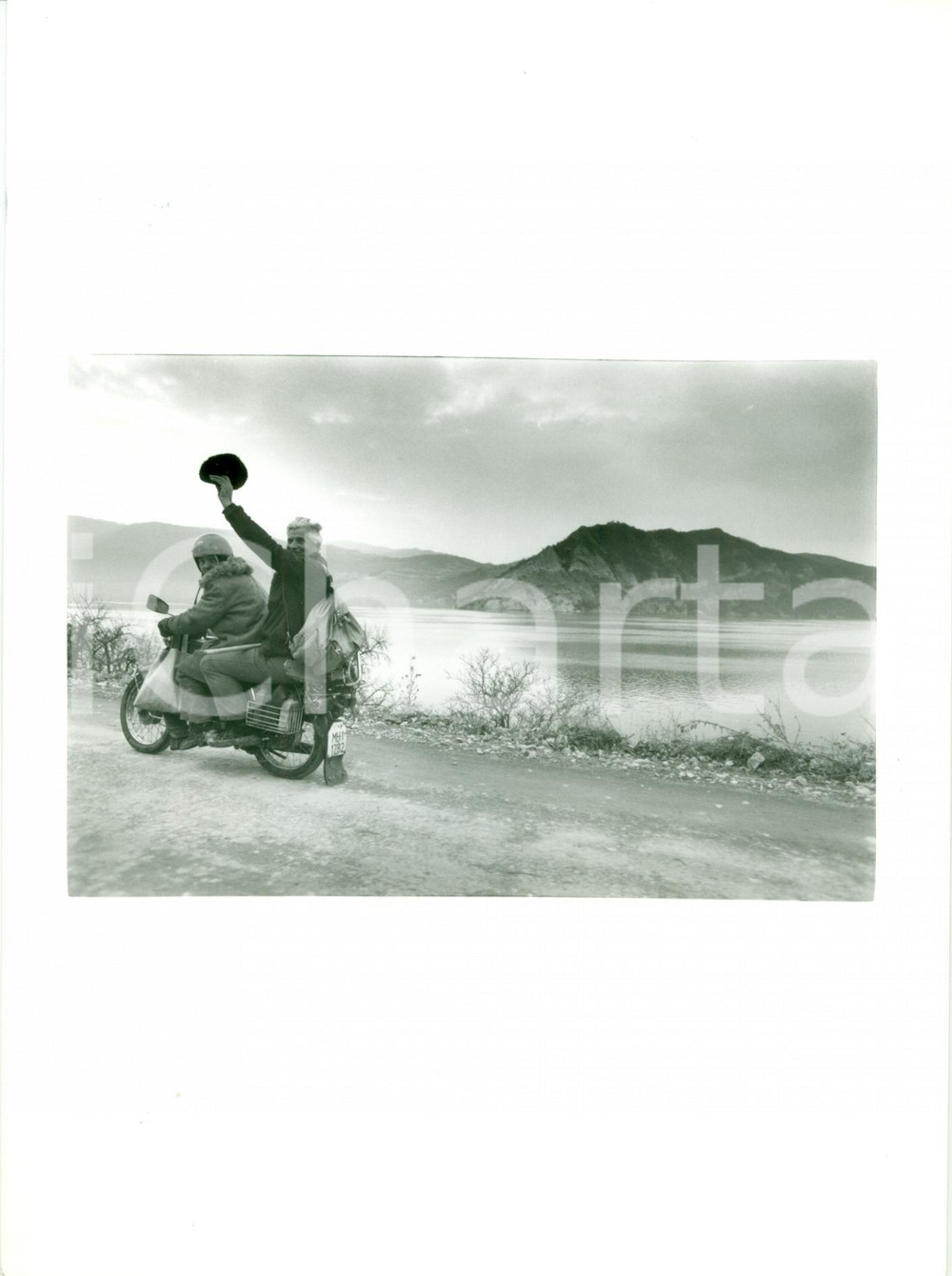 Fotografia d epoca originale 1990 LAGO BALEA? ROMANIAN REVOLUTION Ribelli in moto  Foto Christine HART 1