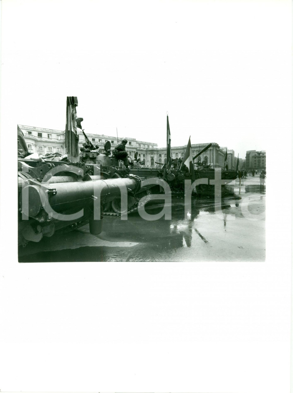 Fotografia d epoca originale 1989 BUCAREST ROMANIAN REVOLUTION Carri armati in Piazza PALATUL REGAL Foto 1