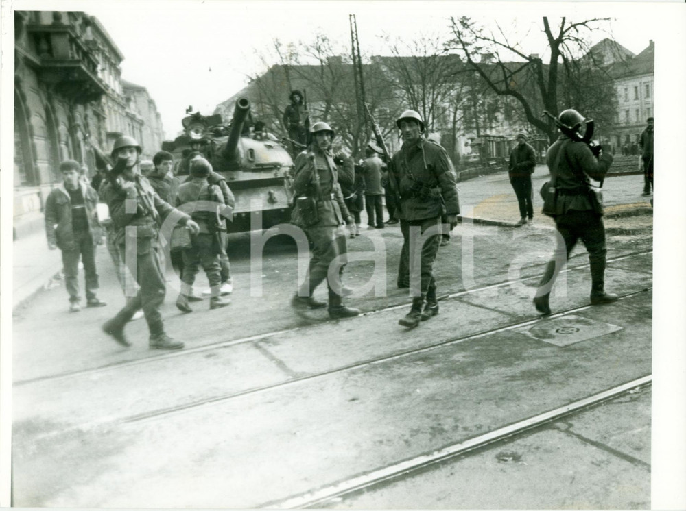 1989 BUCAREST ROMANIAN REVOLUTION Truppe insorte presidiano città con tank *FOTO