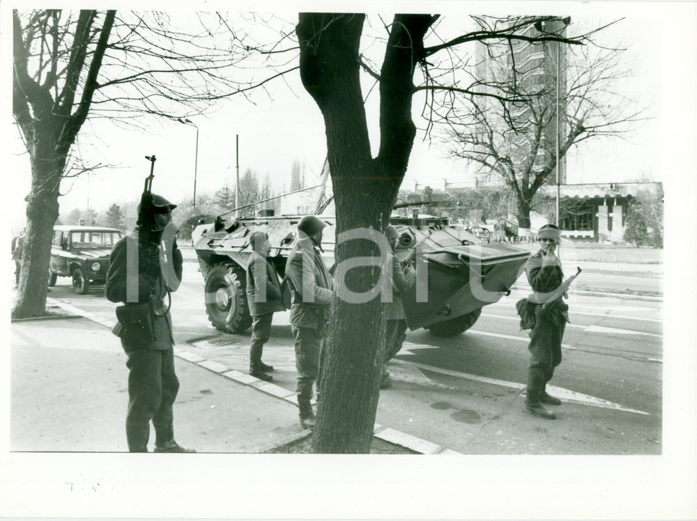Fotografia d epoca originale 1989 BUCAREST ROMANIAN REVOLUTION Insorti presidiano cittÃ  con mezzi pesanti 1