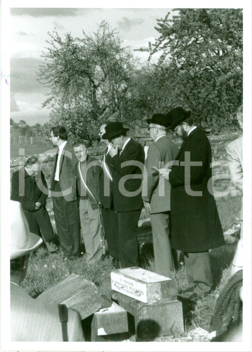 Fotografia d epoca originale 1990 WERTERSVILLE AutoritÃ  ebraiche visitano tomba Simon Nelli HAENEL deportati 1