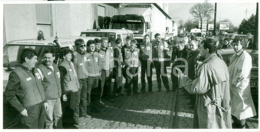 Fotografia d epoca originale 1989 BUCAREST ROMANIAN REVOLUTION Convoglio umanitario CROCE ROSSA Fotografia 1