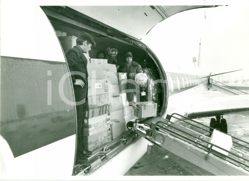Fotografia d epoca originale 1989 BUCAREST ROMANIAN REVOLUTION Douglas DC8 consegna aiuti umanitari FOTO 1