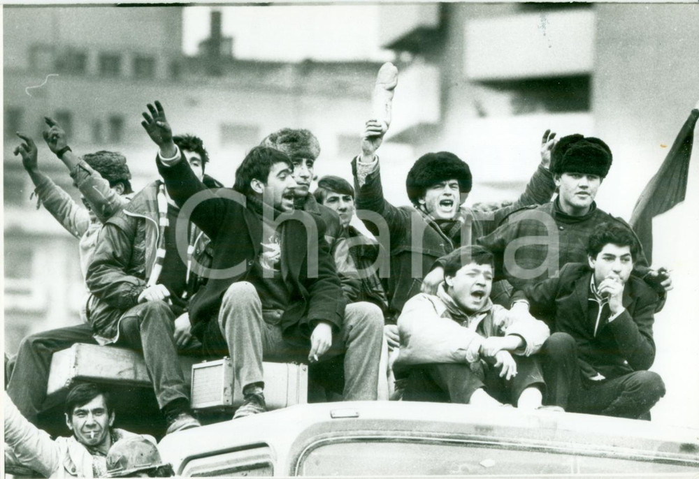 Fotografia d epoca originale 1989 BUCAREST ROMANIAN REVOLUTION Caduta CEAUSESCU Rumeni esultano Fotografia 1