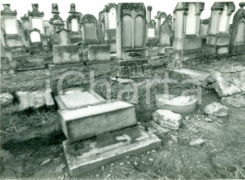 Fotografia d epoca originale 1990 HORBOURGWIHR F CimetiÃ¨re juif profanÃ© dans la nuit ANTISEMITISME Photo 1