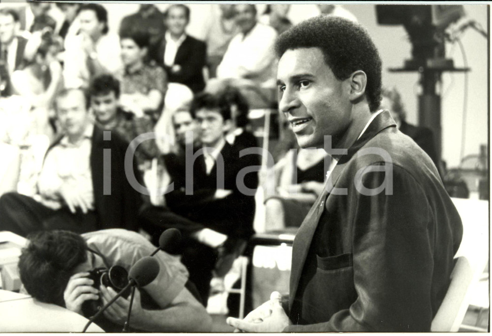 Fotografia d epoca originale 1987 PARIS Harlem DESIRE President SOS RACISME invitÃ© L HEURE DE VERITE emission 1