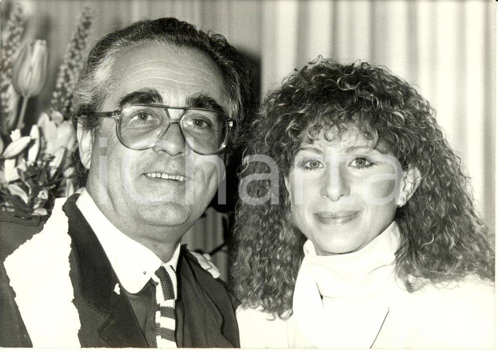 Fotografia d epoca originale 1984 PARIS Barbra STREISAND produttrice film YENTL e Michel LEGRAND DANNEGGIATA 1