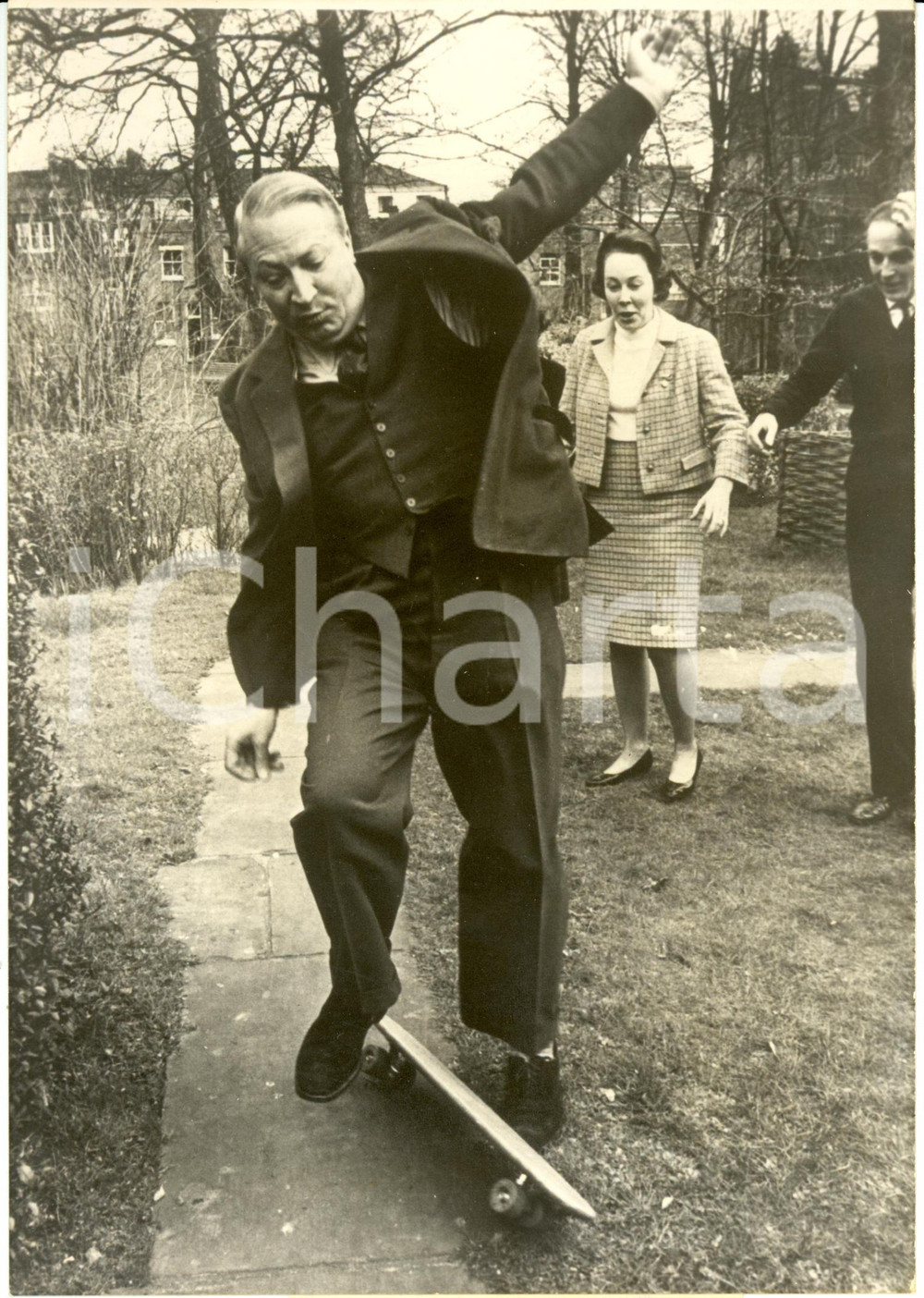Fotografia d epoca originale 1966 UK Edward Richard George HEATH precario sullo skateboard e in politica Foto 1