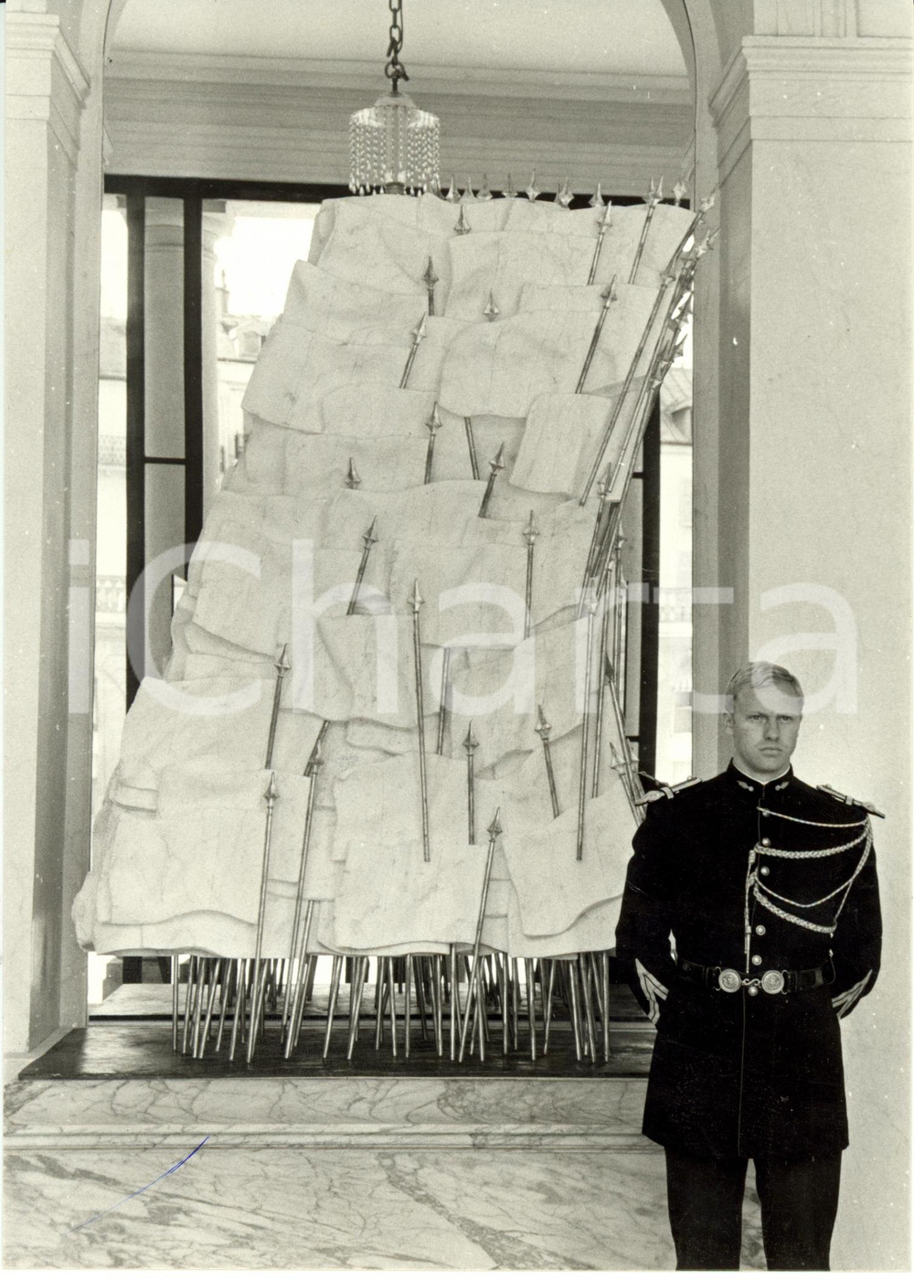 Fotografia d epoca originale 1984 PARIS ELYSEE Sculpteur ARMAN Nouvelle statue 120 ans de la RÃ©publique Photo 1