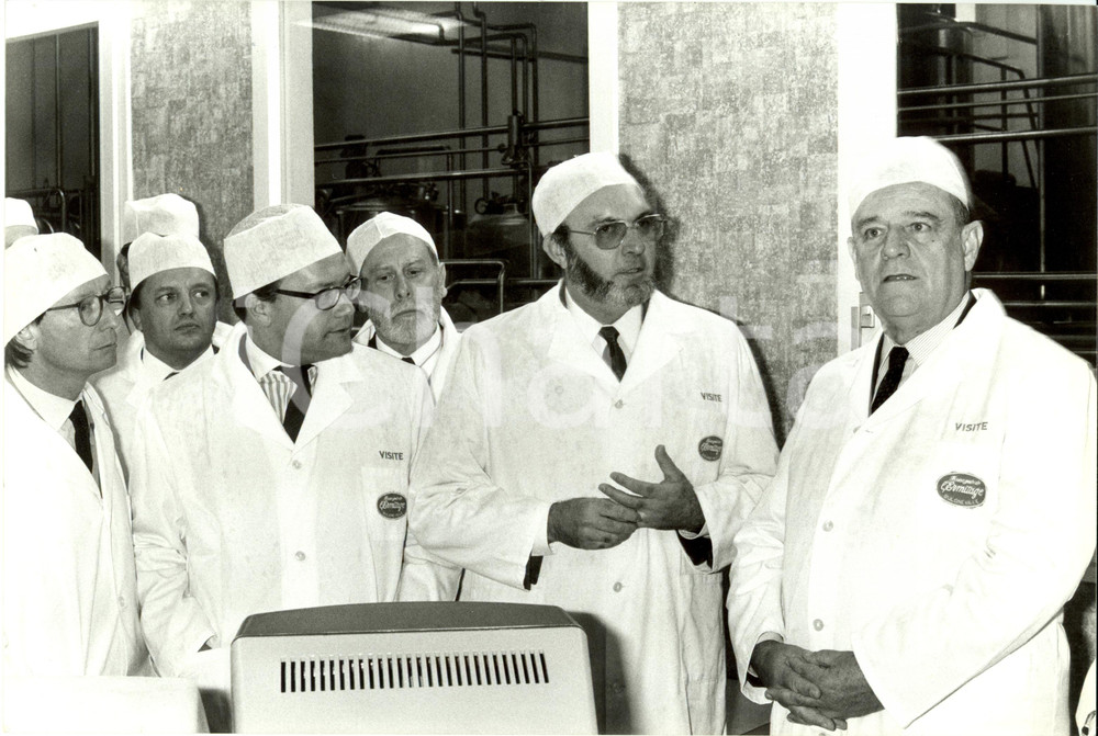 Fotografia d epoca originale 1987 BULGNEVILLE F Raymond BARRE visita Fromagerie ERMITAGE Foto 26 x 17 cm 1