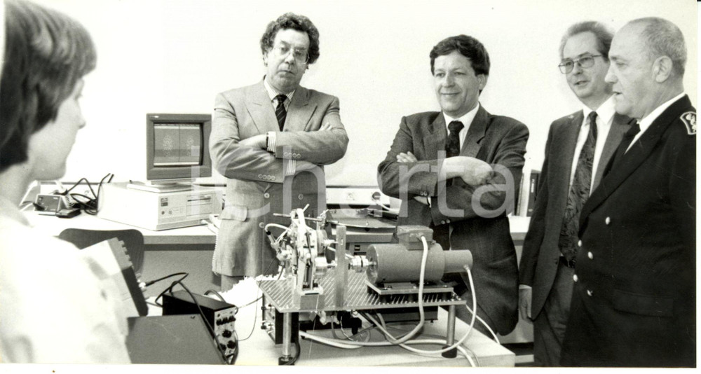 Fotografia d epoca originale 1990 ALSACE F Robert CHAPUIS visita laboratori scientifici Università Foto 1