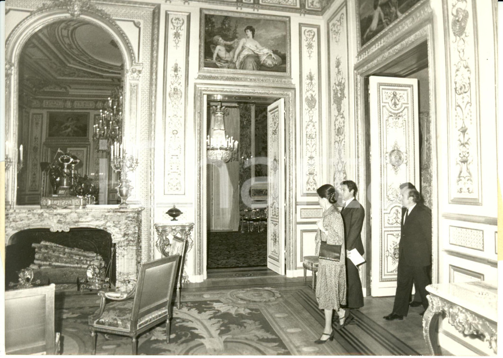 Fotografia d epoca originale 1975 PARIS MARIGNY AnneAymone GISCARD D ESTAING visitant un salon 1