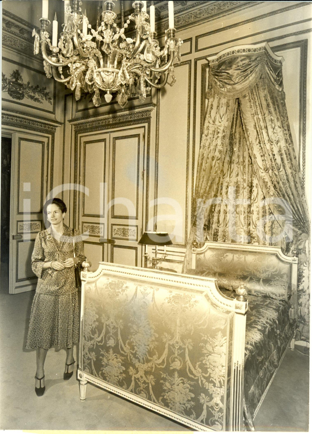Fotografia d epoca originale 1975 PARIS MARIGNY AnneAymone GISCARD D ESTAING visite chambre Ã  coucher 1
