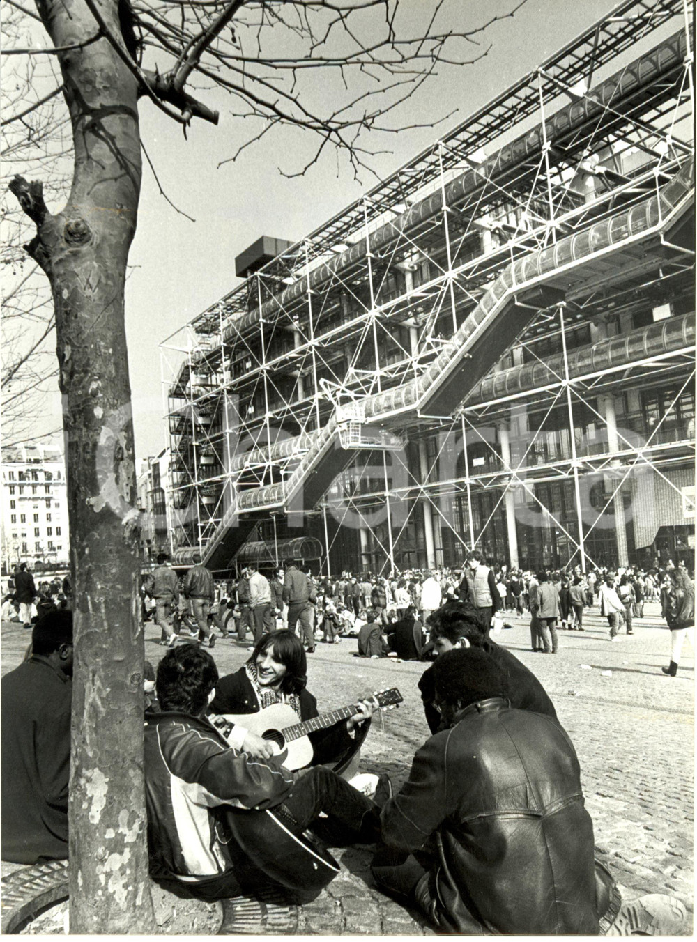Fotografia d epoca originale 1977 PARIS Centre POMPIDOU Giovani affollano Plateau BEAUBOURG Foto 1