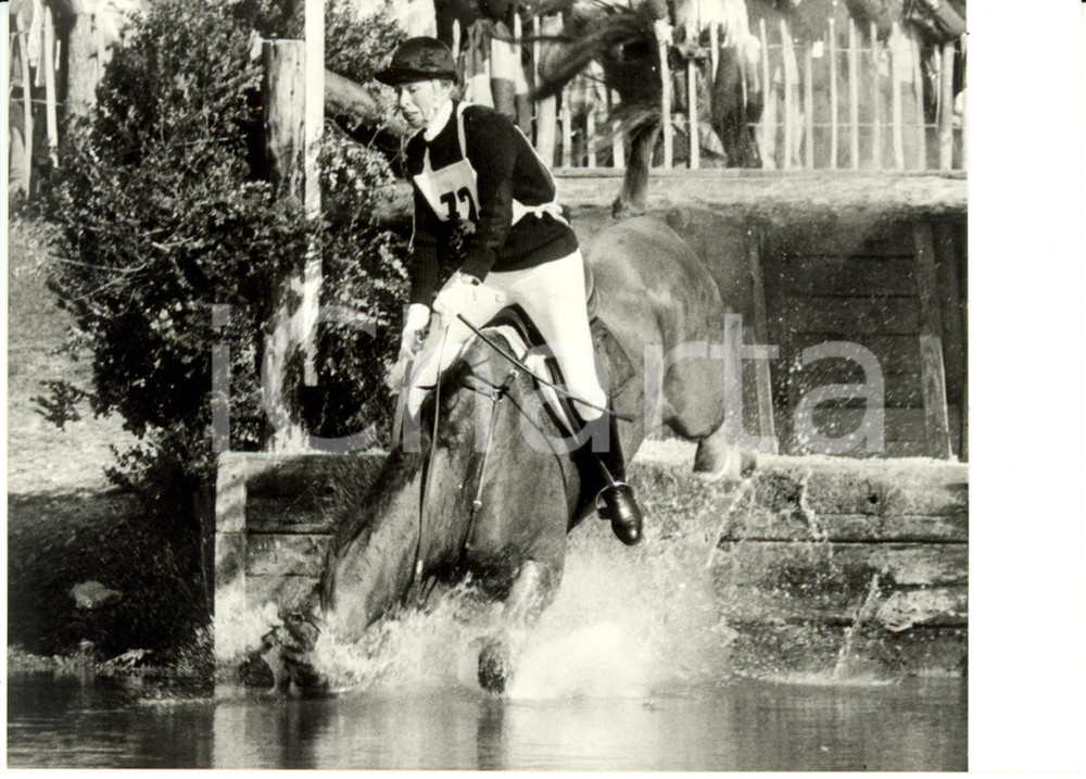 Fotografia d epoca originale 1982 BADMINTON UK Principessa Anna cade da cavallo durante le prove Foto 1