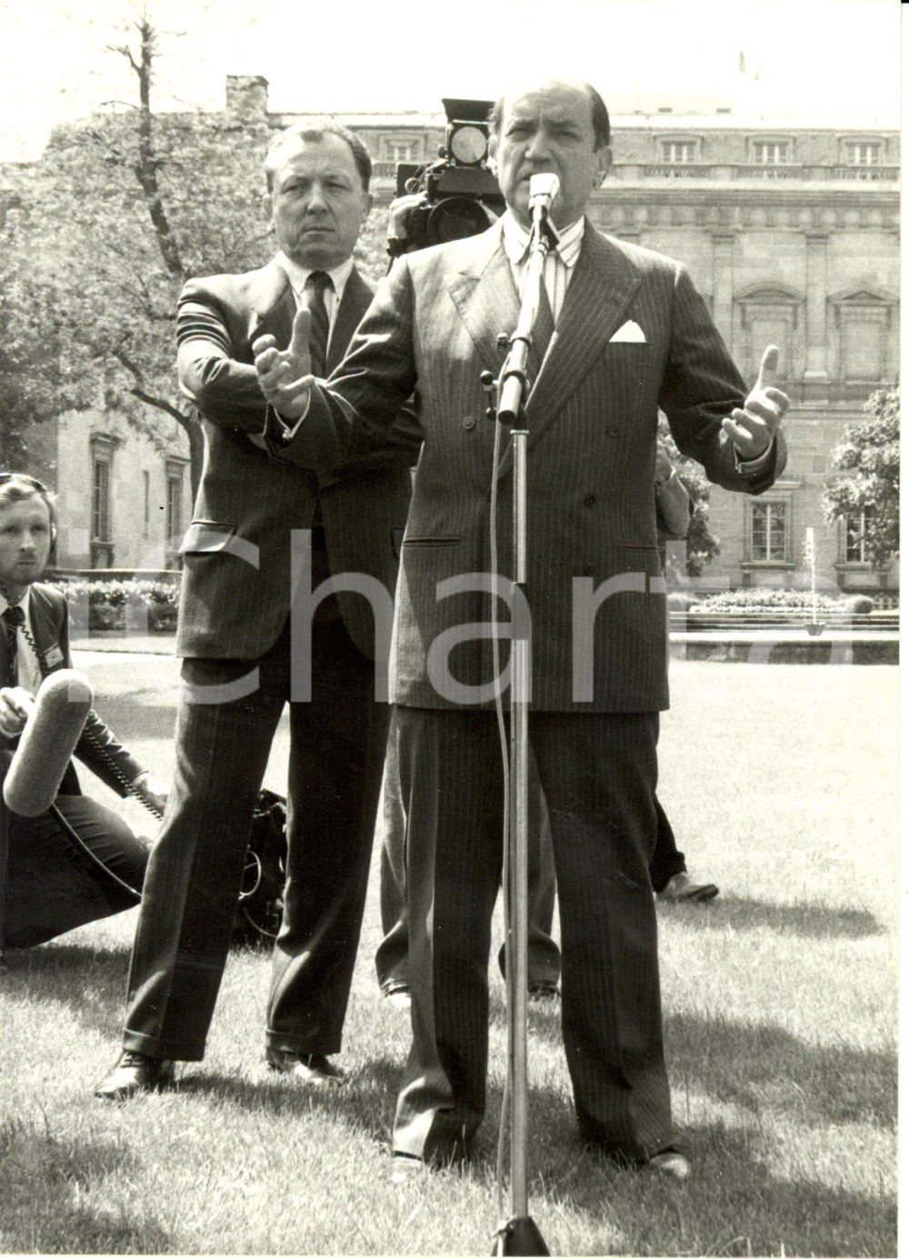 Fotografia d epoca originale 1984 PARIS Quay d ORSAY Claude CHEYSSON et Jacques DELORS Ã  rÃ©union pays OCDE 1